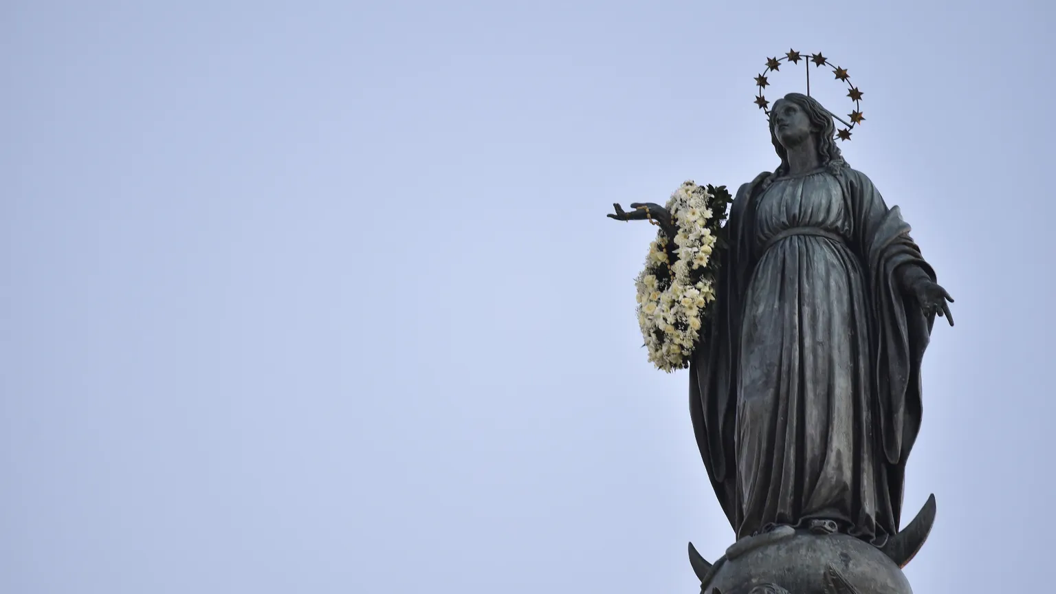 La statua di Maria Immacolata Concezione vicino a Piazza di Spagna.