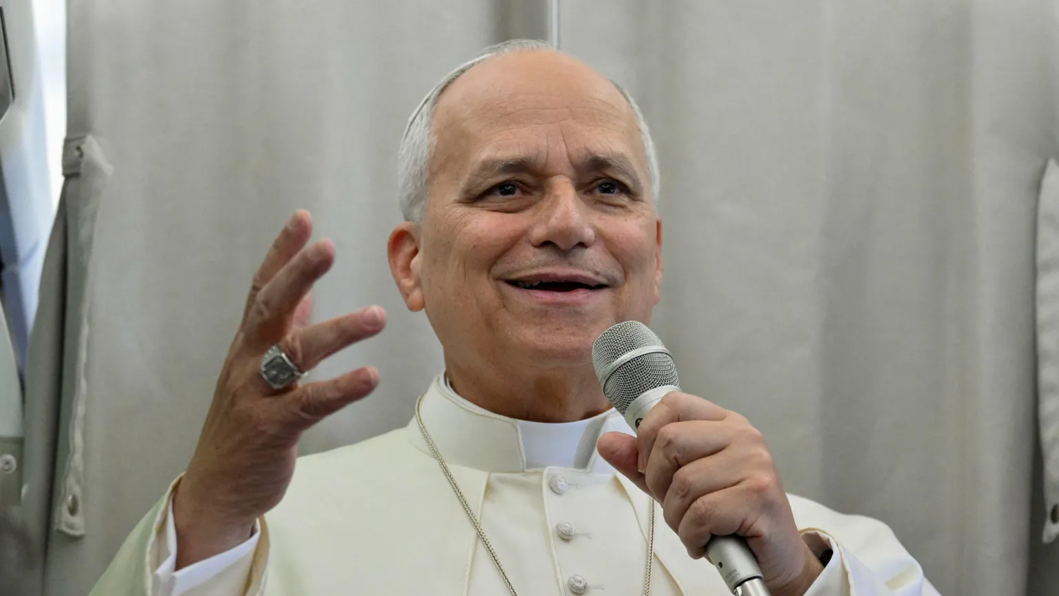 Papa Leone XIV durante la conferenza stampa in volo, al termine del suo viaggio apostolico in Libano