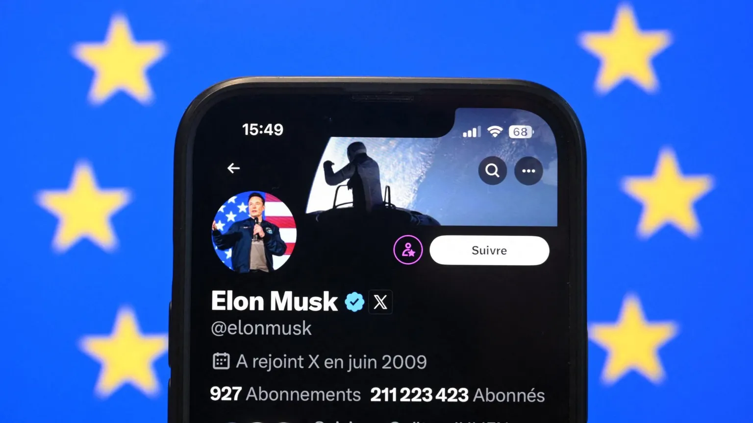 Un telefonino sulla schermata del profilo X di Musk