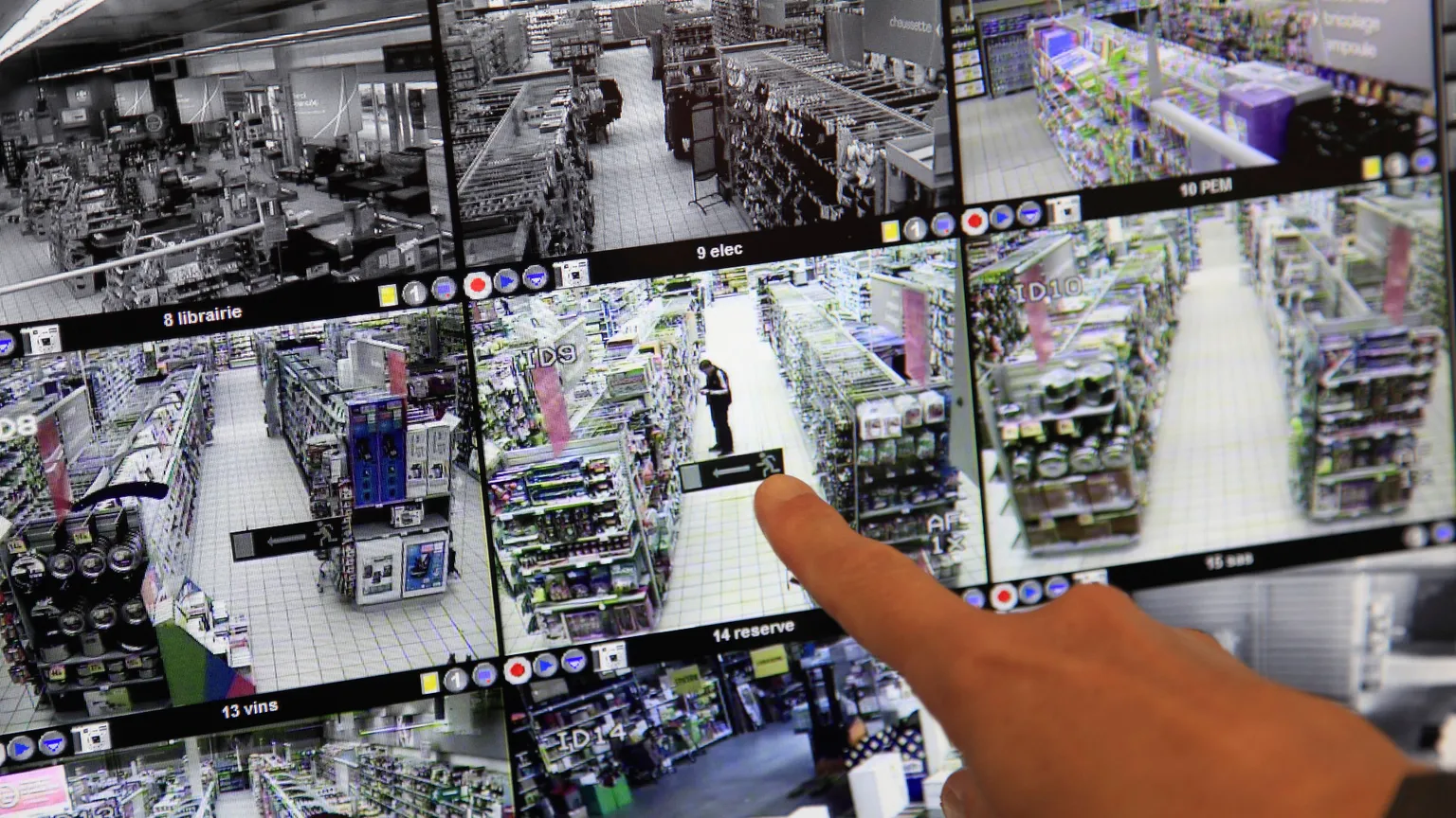 Furti in crescita nei negozi e nei supermercati: la colpa è anche delle casse automatiche