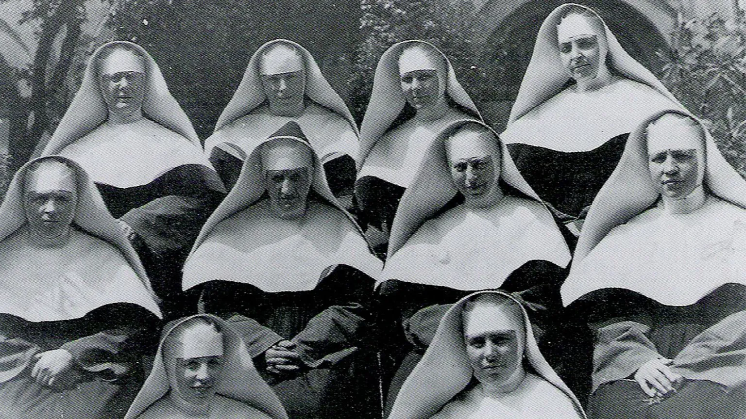 Un'immagine in bianco e nero mostra un gruppo di suore con il velo
