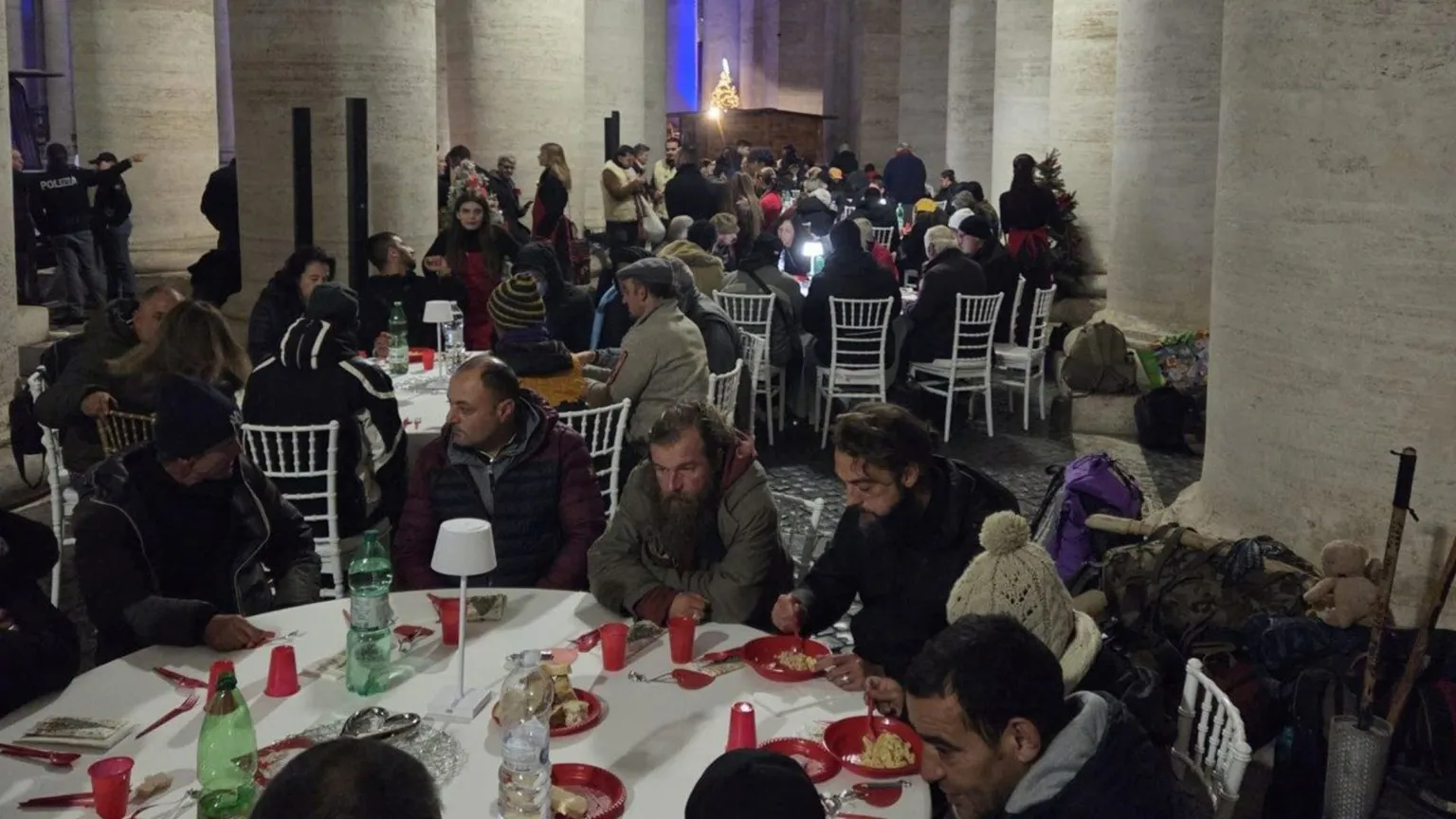 In piazza San Pietro la cena per 120 poveri. Anche grazie a un contributo "radiofonico"