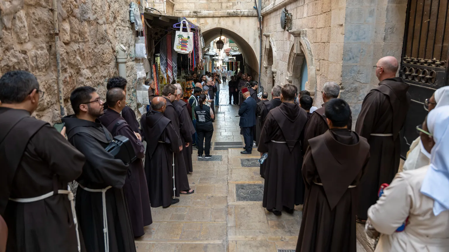 I commissari in processione per la Via Crucis lungo la via dolorosa a Gerusalemme