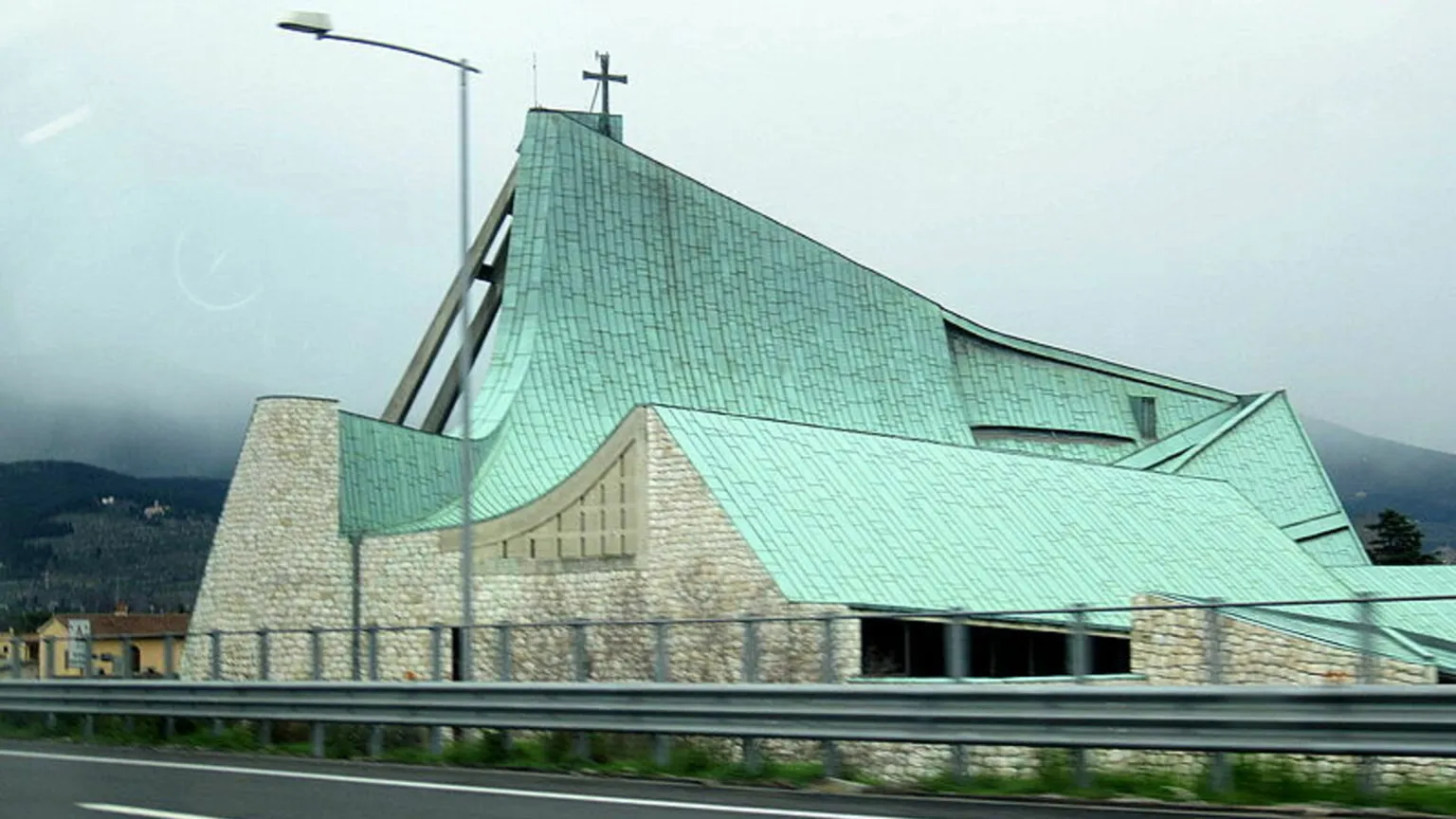 Sull'autostrada c'è una chiesa che ha accolto molti pellegrini del Giubileo. Ecco dove