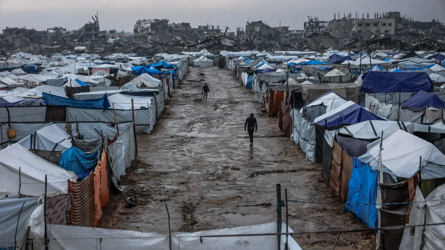 Macerie, distruzione, tende e fango: si presenta così il quartiere di Zeitun a Gaza City / ANSA