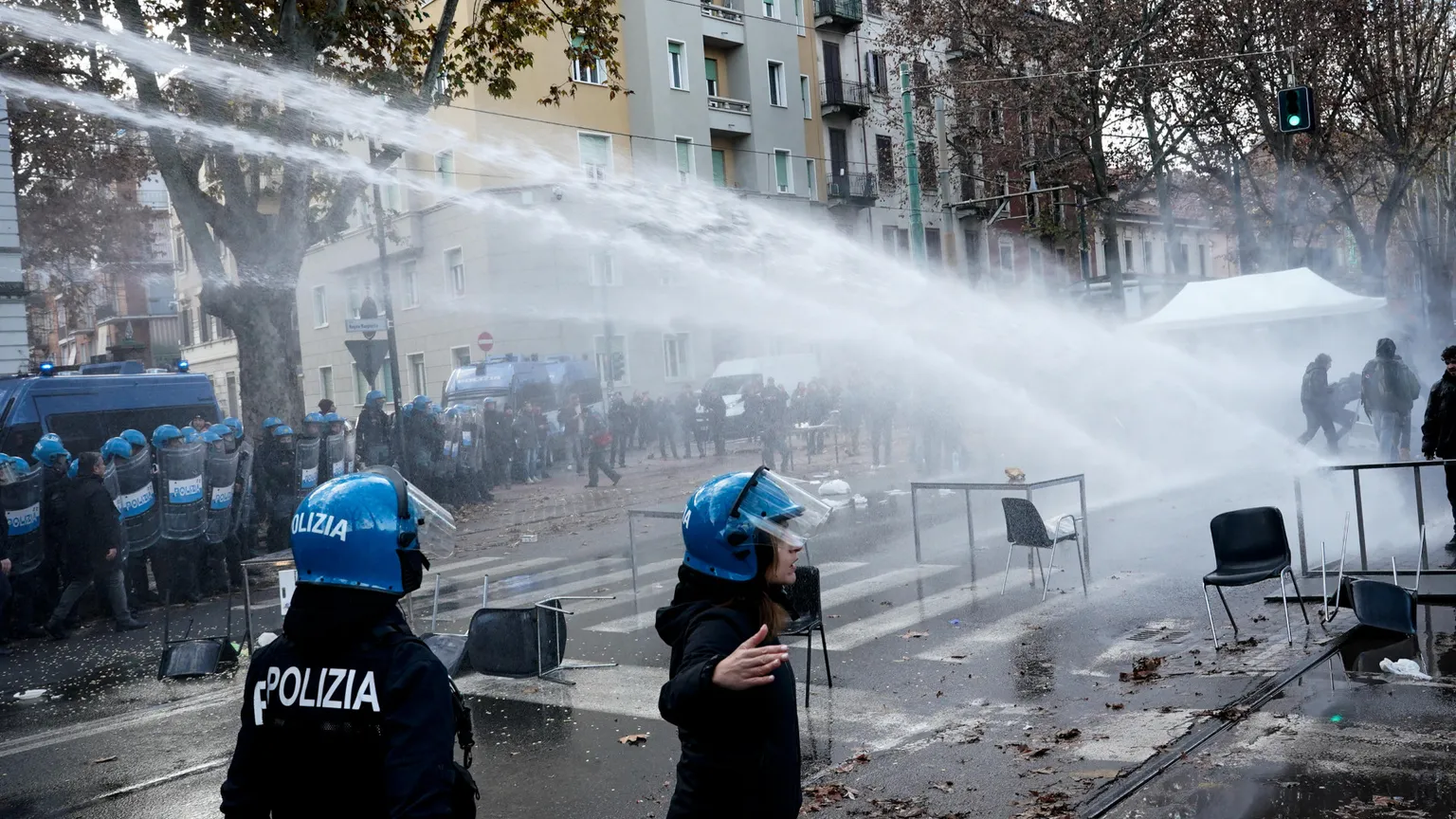 Lo sgombero, il presidio, gli idranti: cosa succede ora con Askatasuna