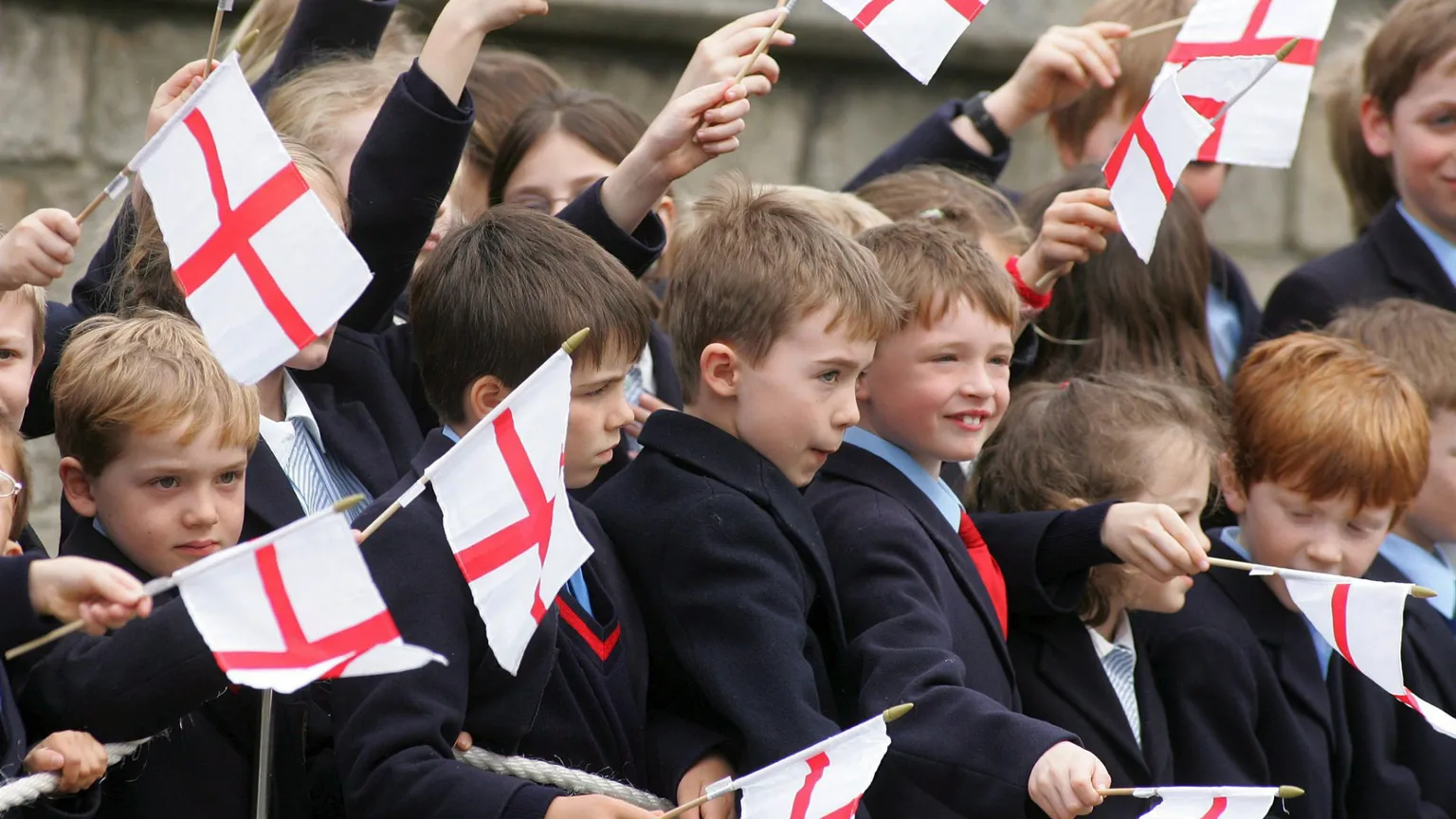 Un bambino a lezione in una scuola inglese