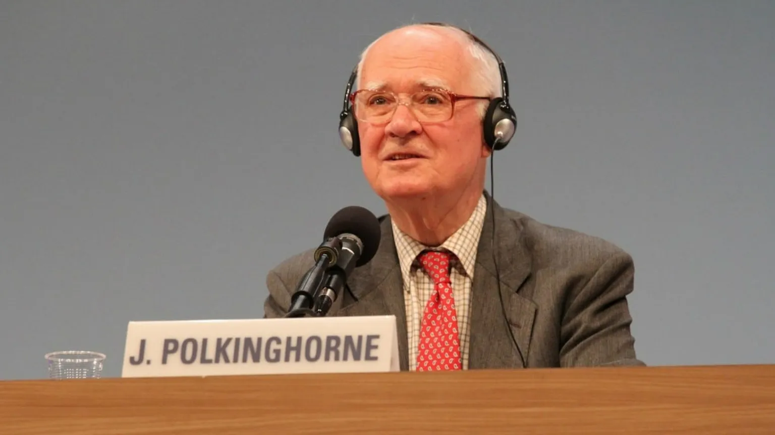 John Polkinghorne: quando un fisico si toglie il camice e resta l’uomo