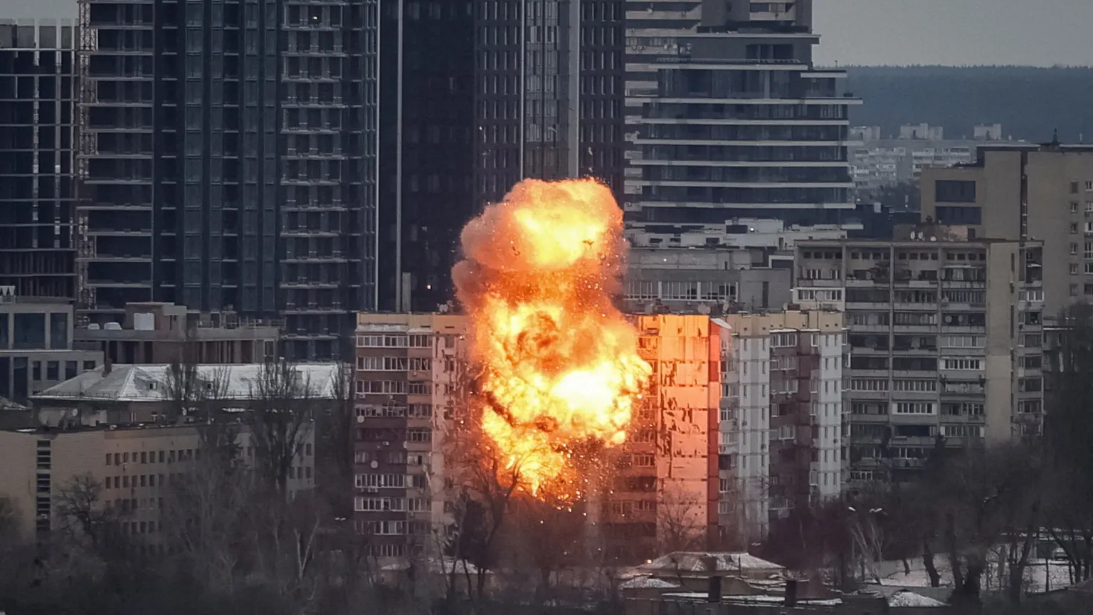 Droni e missili su Kiev. Zelensky: «Mosca non vuole la pace»