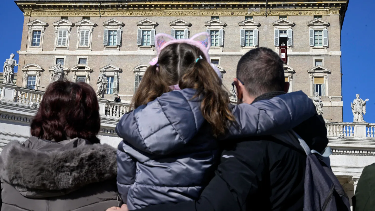 Il Papa all'Angelus: «Preghiamo per le famiglie che soffrono per le guerre»