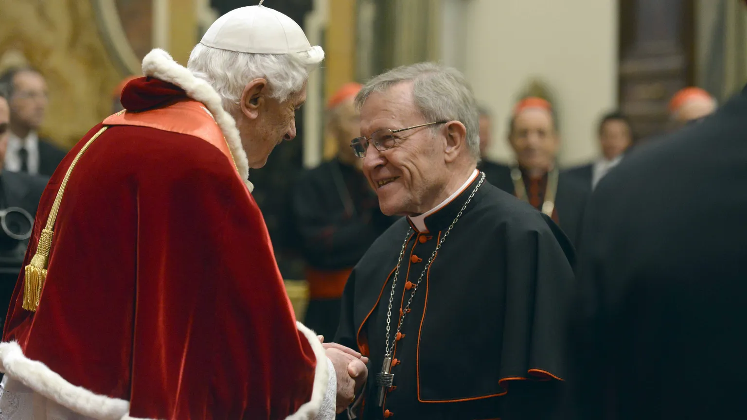 Papa Benedetto XVI e il cardinale Walter Kasper in occasione degli auguri di Natale alla Curia Romana. L’incontro avvenne il 21 dicembre del 2012 nella Sala Clementina