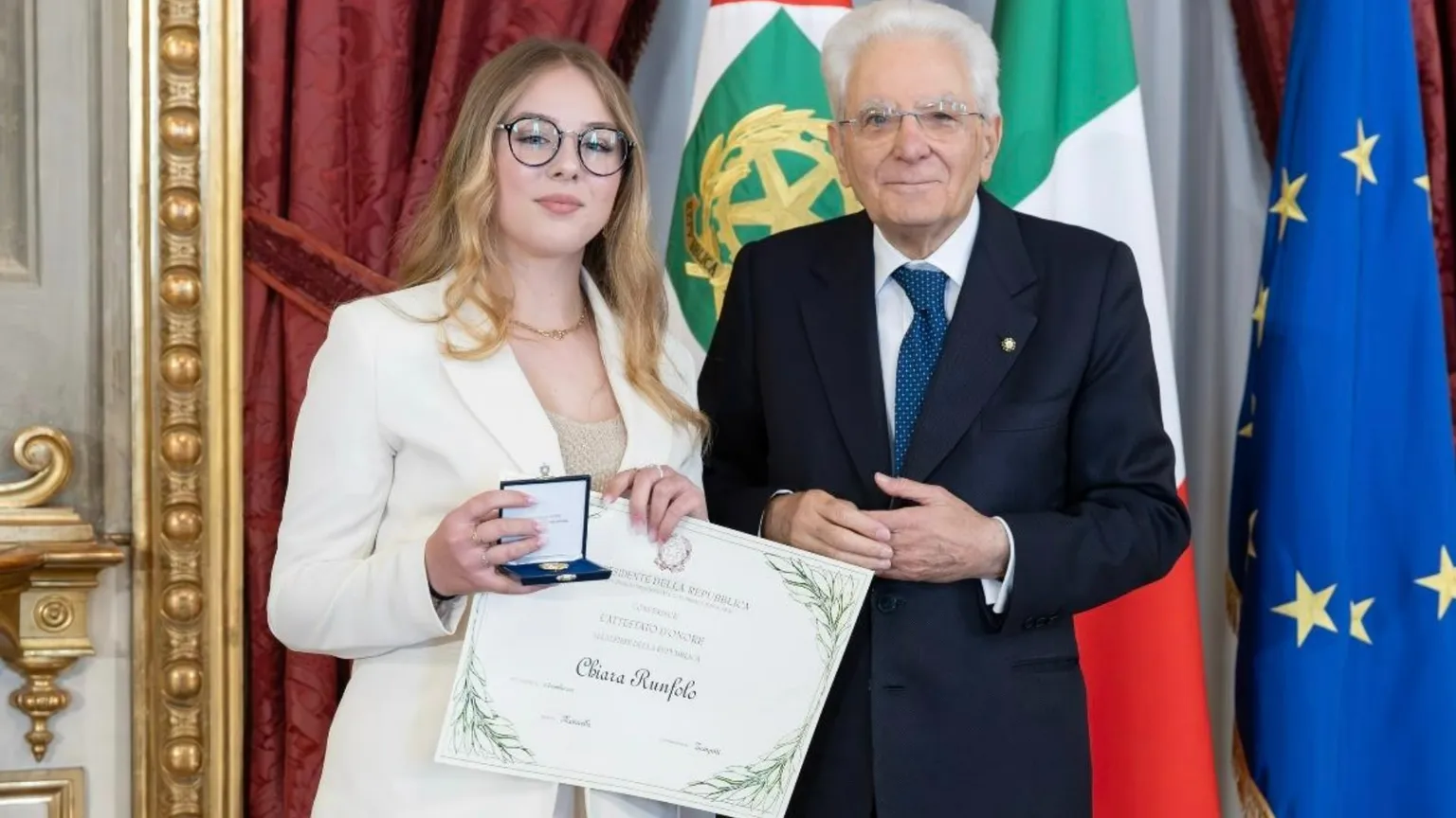 Chiara Runfolo con il presidente della Repubblica Sergio Mattarella durante la cerimonia di premiazione al Quirinale