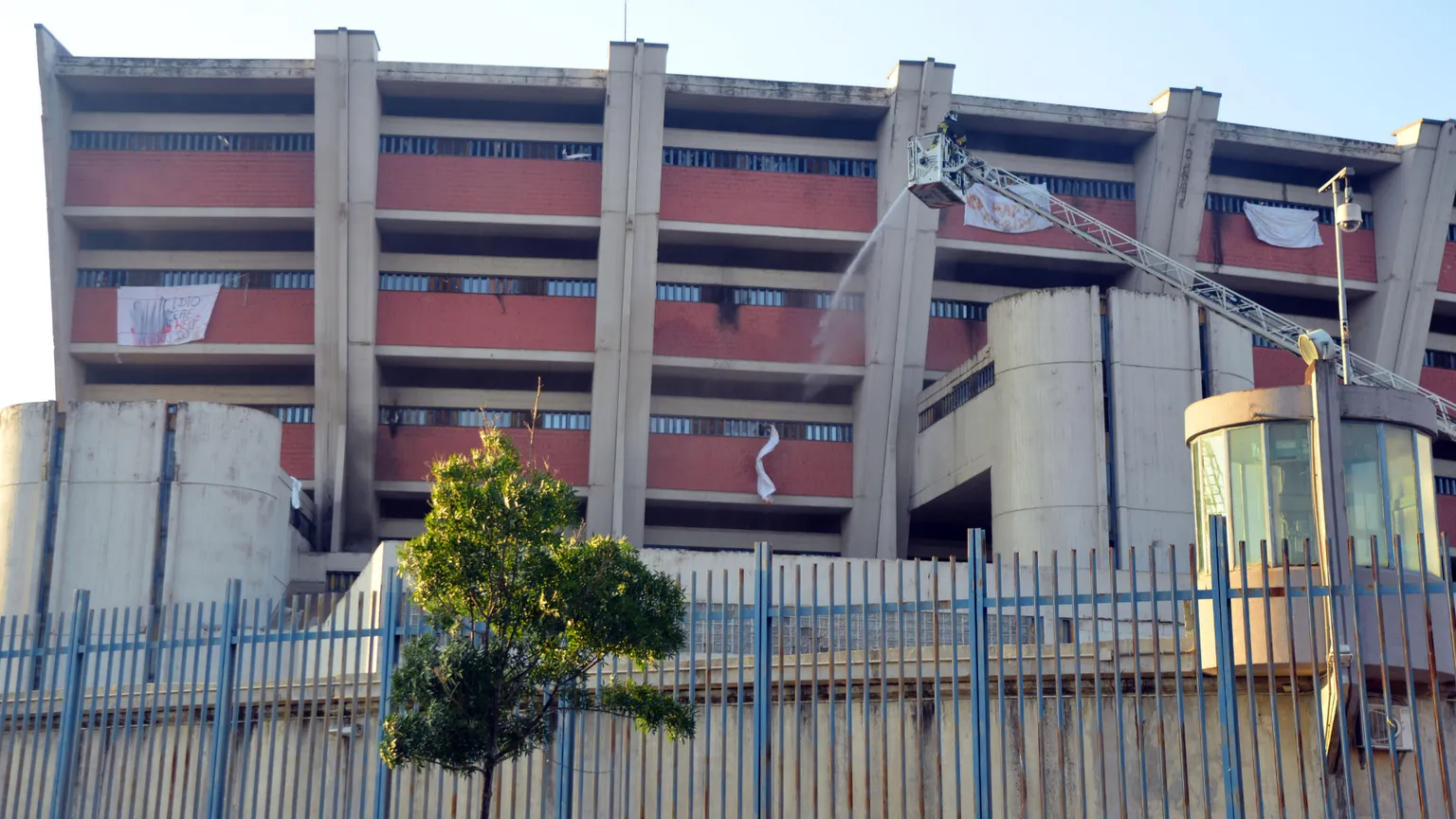 Incendio in un padiglione del carcere di Sollicciano, 26 evacuati