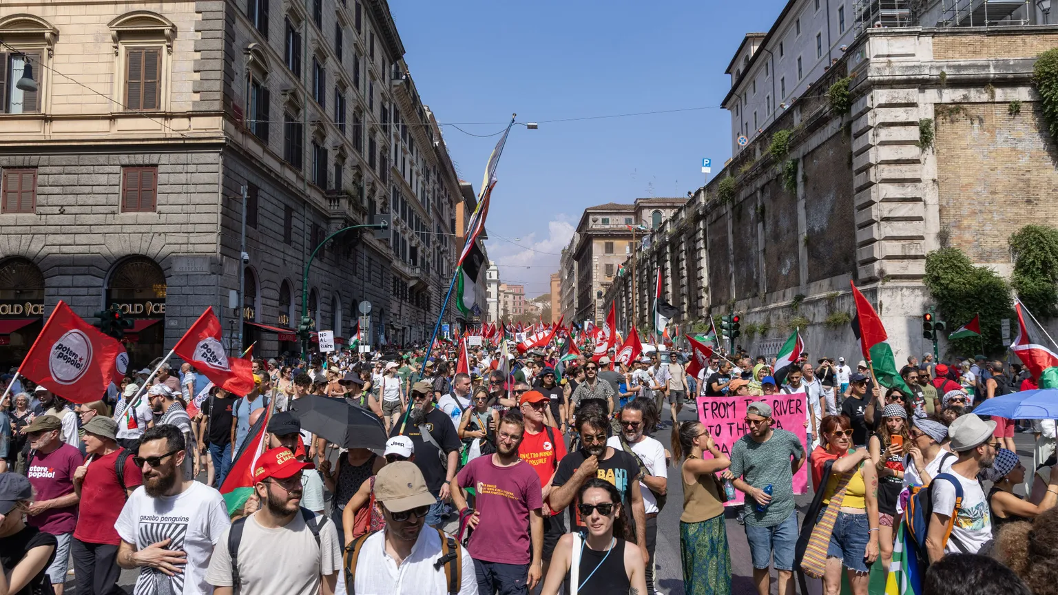 La politica «che fa schifo» e il bisogno di scendere in piazza