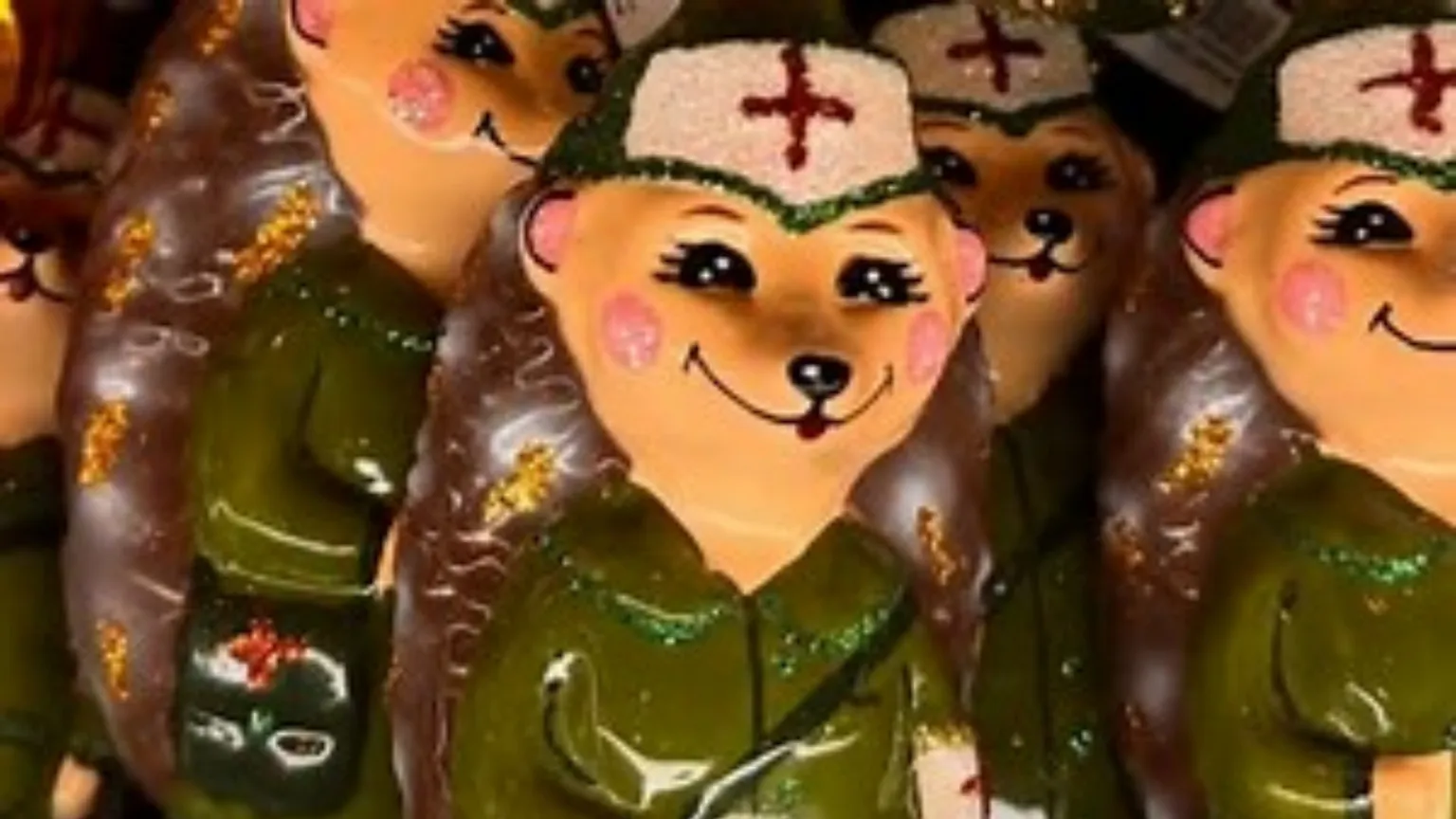 Alcune delle decorazioni natalizie vendute in Russia per gli alberi di Natale