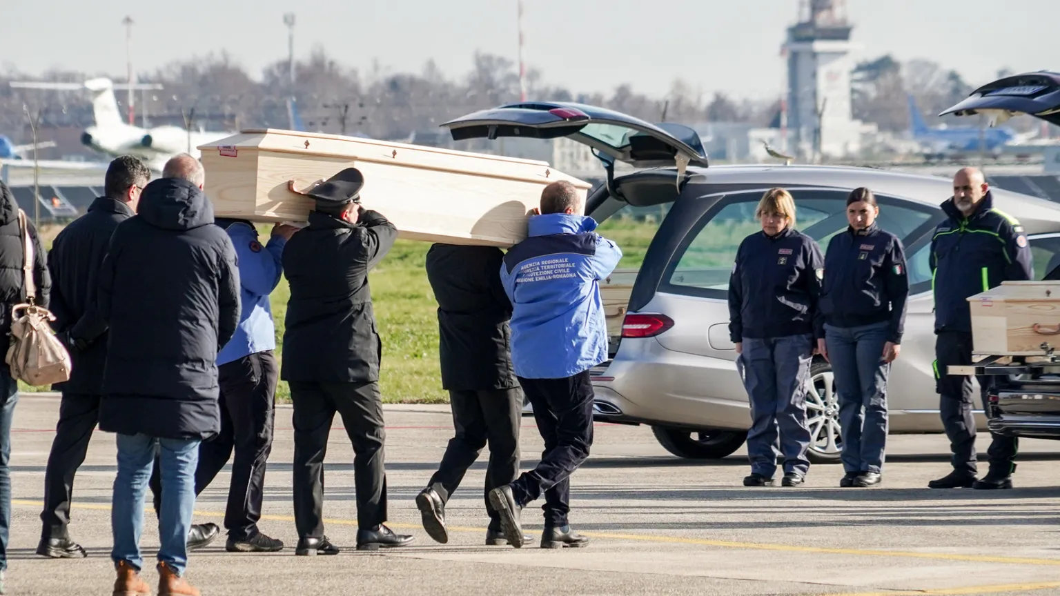 L'arrivo dei feretri delle vittime di Crans-Montana all'aeroporto di Linate