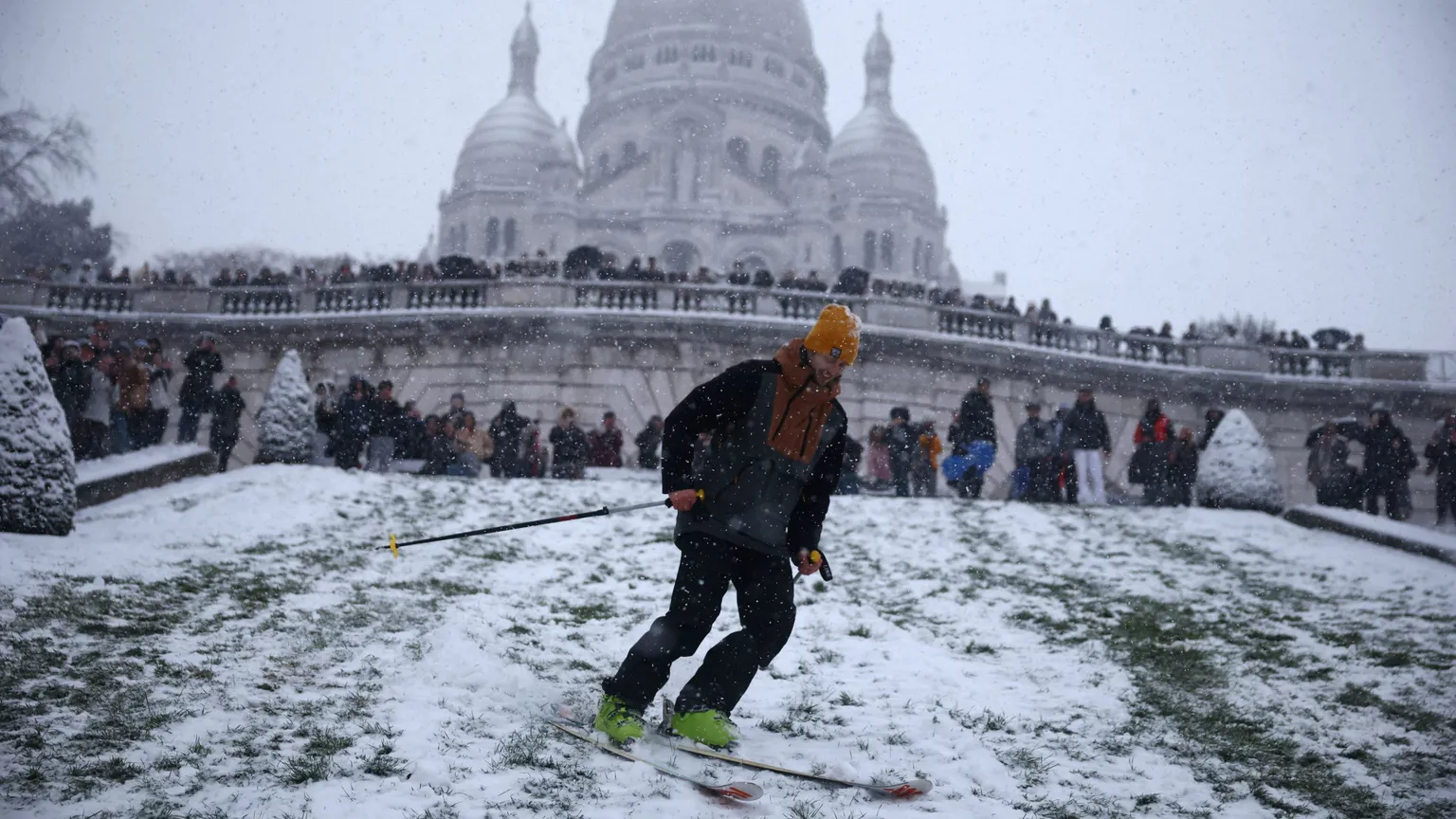 La discesa da Montmartre con gli sci / REUTERS