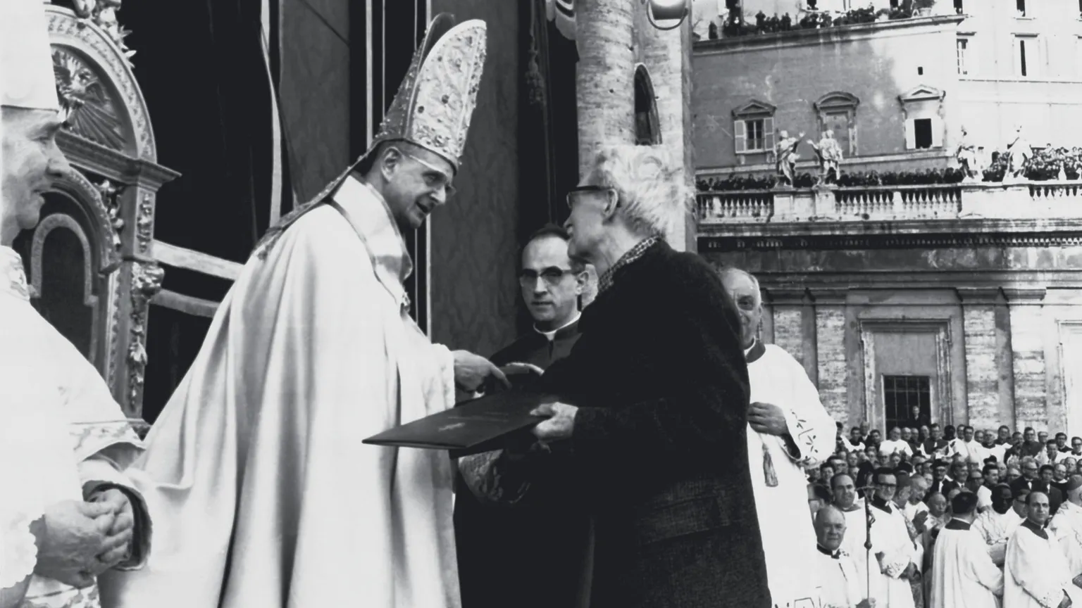 Papa Paolo VI e Jacques Maritain durante la cerimonia di chiusura del Concilio Vaticano II, l’8 dicembre 1965