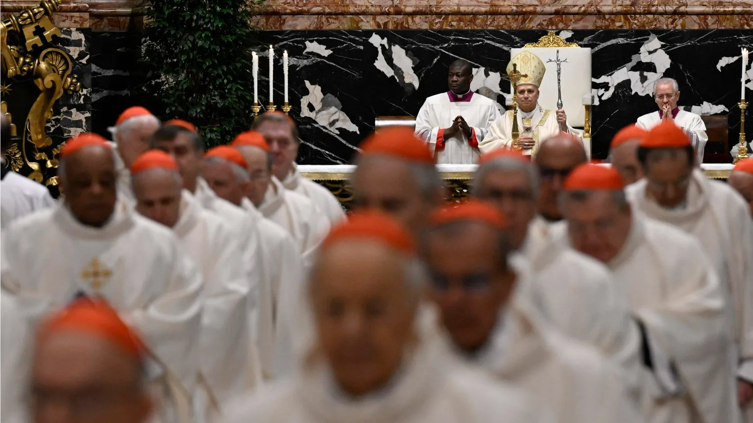 Il Papa ai cardinali: non portatemi le agende personali ma le voci della gente