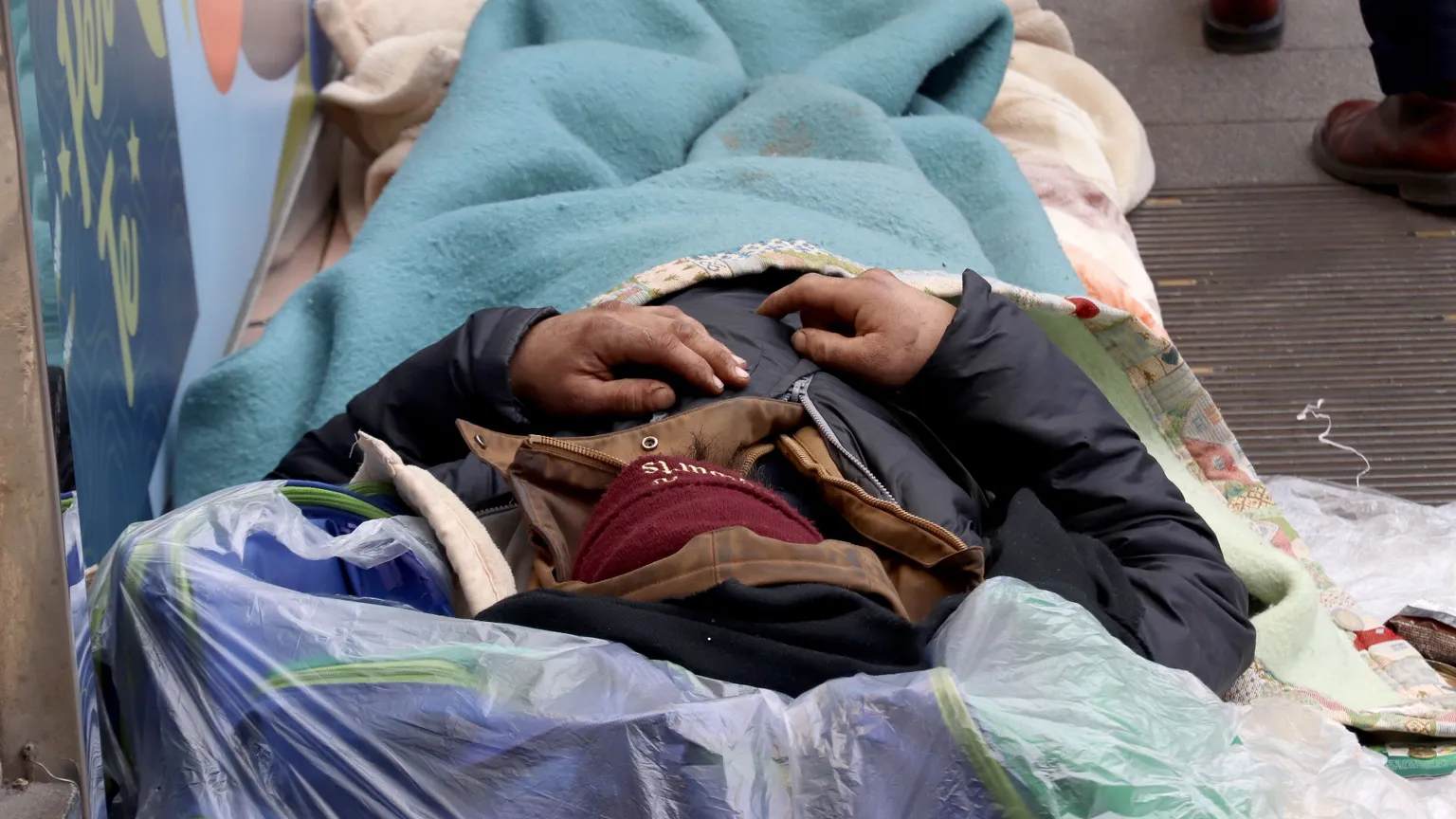La storia del giovane immigrato accampato al freddo e salvato dai passanti