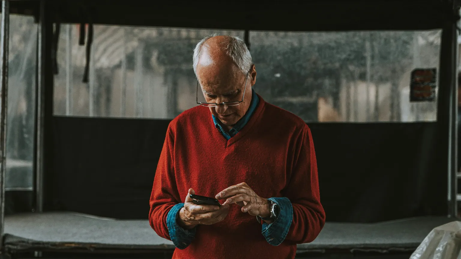 Un anziano signore col suo smartphone