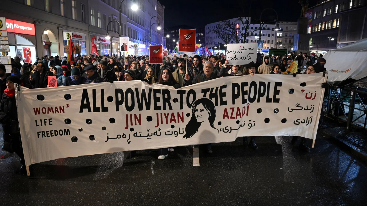 Le tre strade possibili per fermare la strage in Iran