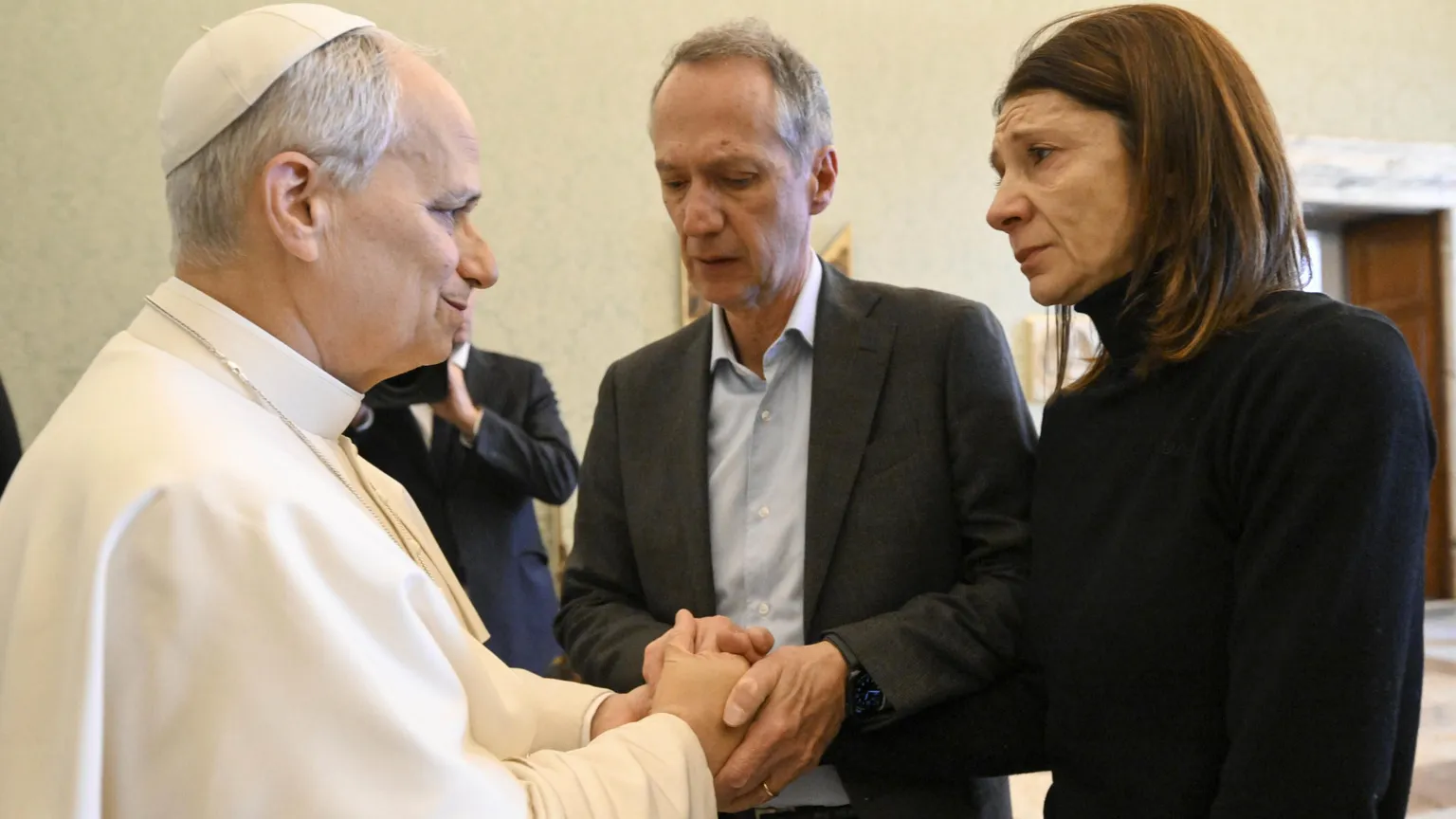 Il Papa commosso con i familiari delle vittime di Crans Montana: «Signore, perché?»