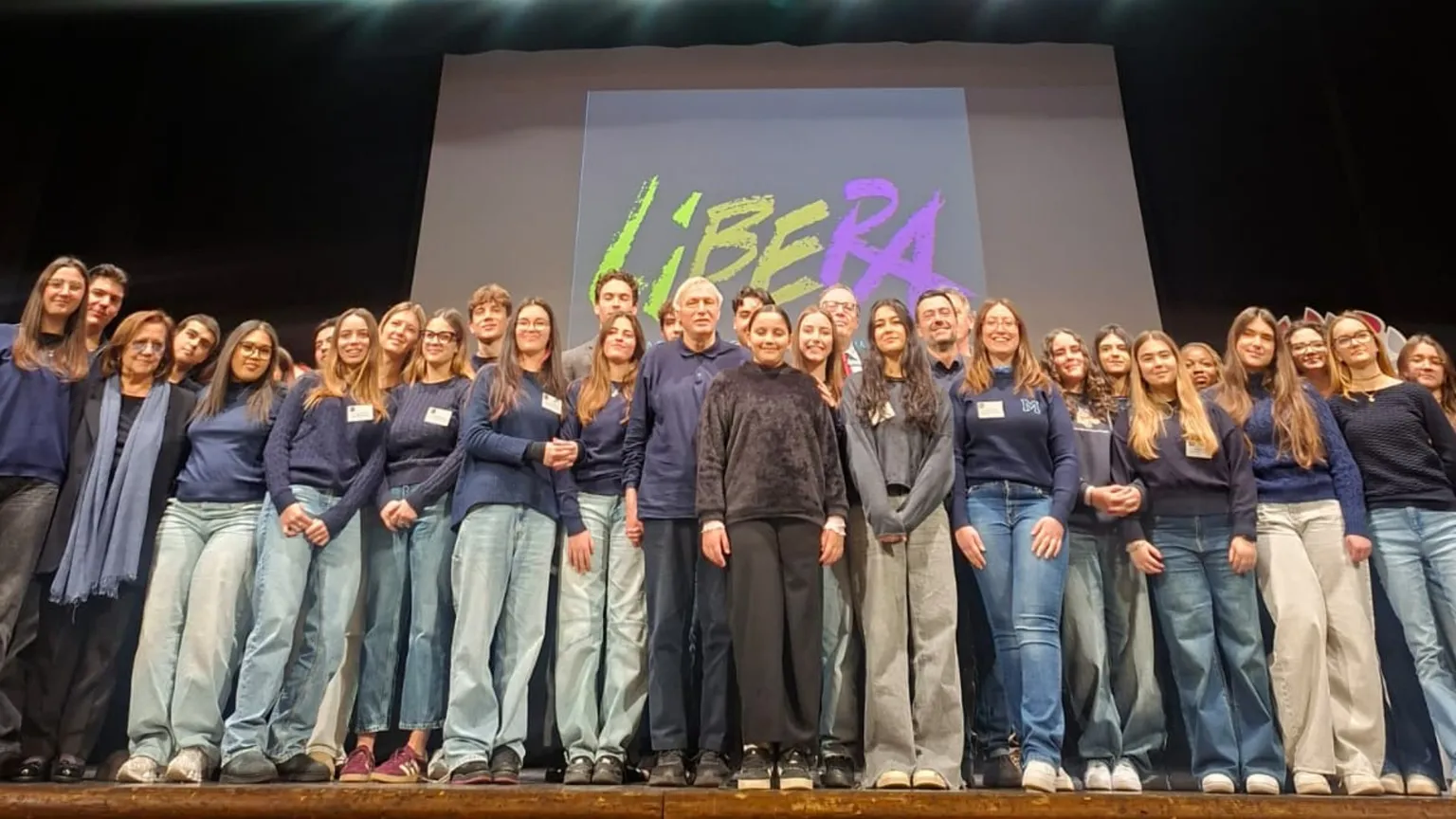 I ragazzi dell'Istituto Barbara Melzi con don Luigi Ciotti al Teatro Tirinnanzi di Legnano in occasione del primo anniversario del presidio di Libera costituito nella scuola e dedicato a Marcella Di Livrano