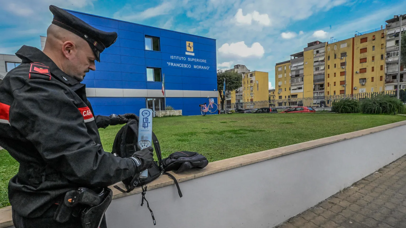 Nella scuola di Napoli dove si usa il metal detector. «Troppe armi, qui è necessario»