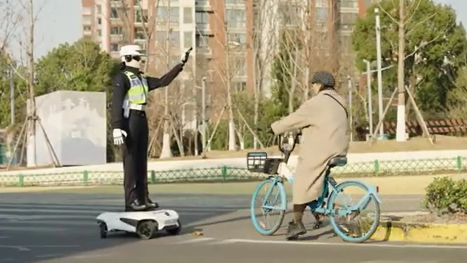 Un robot come vigile urbano: in Cina è già realtà. Ma fa riflettere