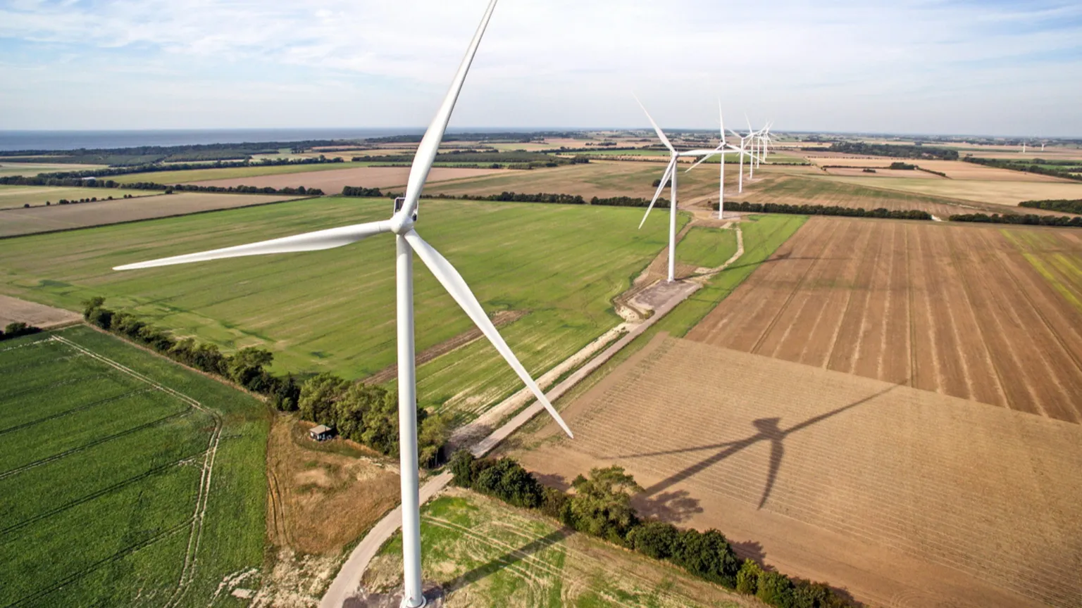 Eolico e solare superano i fossili nella produzione di elettricità in Ue