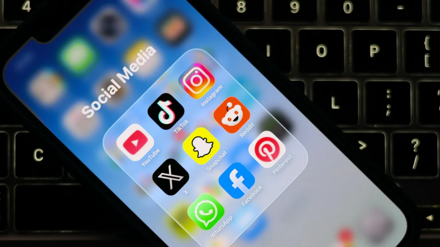 Lo schermo di uno smartphone, con le app dei social network più diffusi tra gli adolescenti