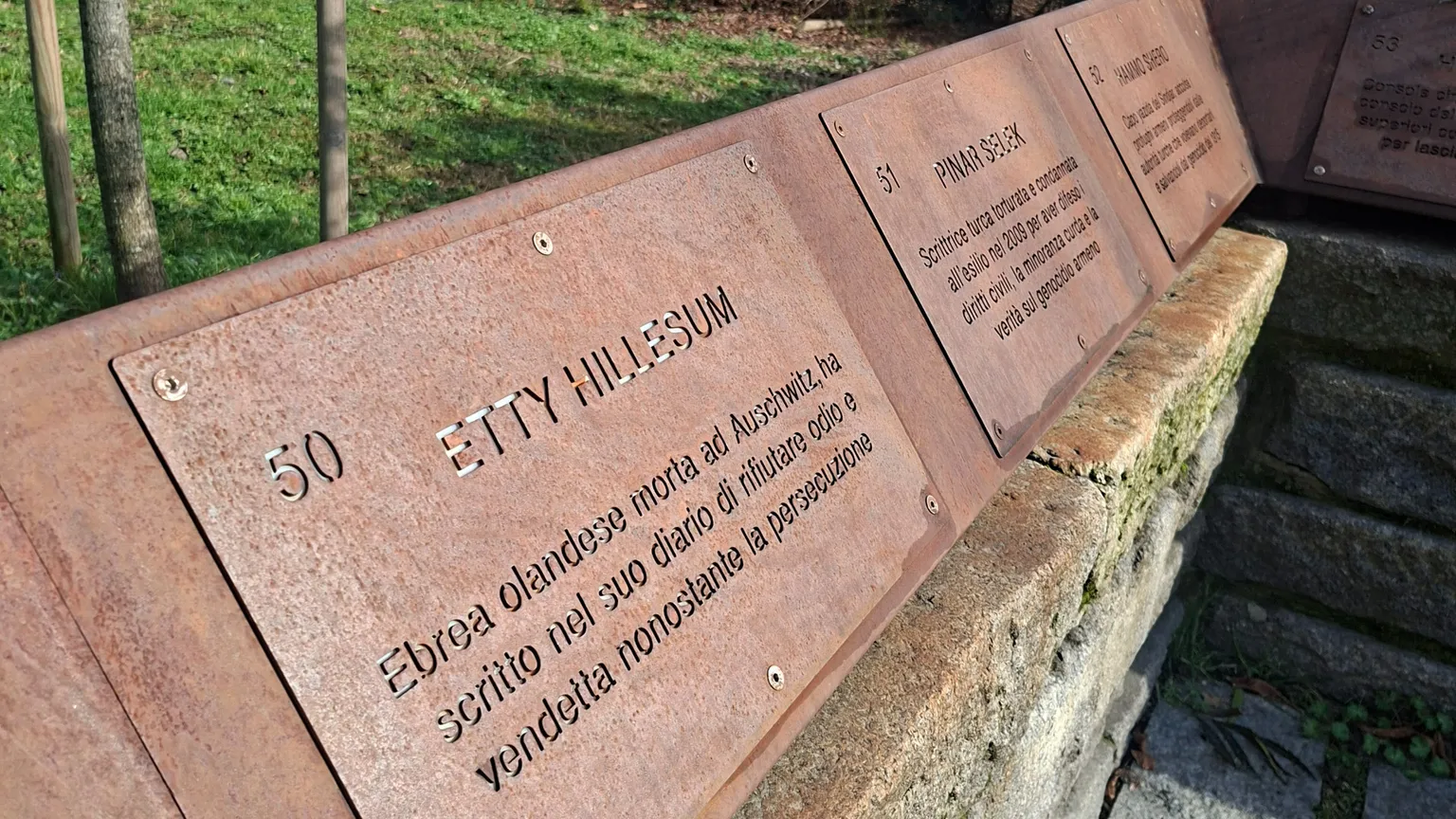 La piastra di Etty Hillesum al Giardino dei Giusti di Milano