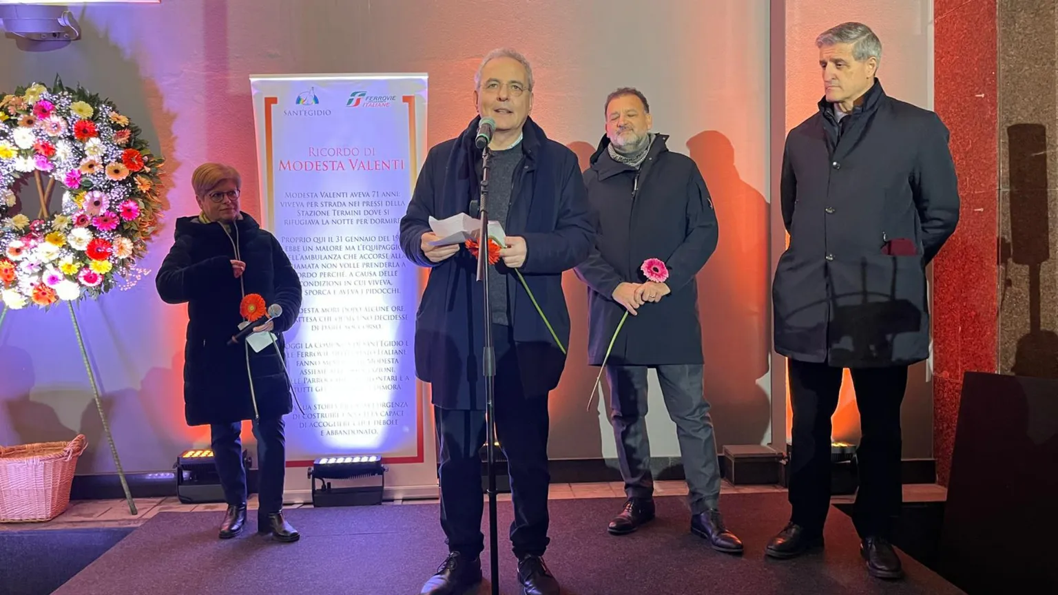 La commemorazione alla stazione Termini con il presidente di Sant'Egidio Marco Impagliazzo, il direttore di Caritas di Roma Giustino Trincia e Gian Luca Orefice, Chief People, Culture & Transformation Officer di Ferrovie dello Stato Italiane
