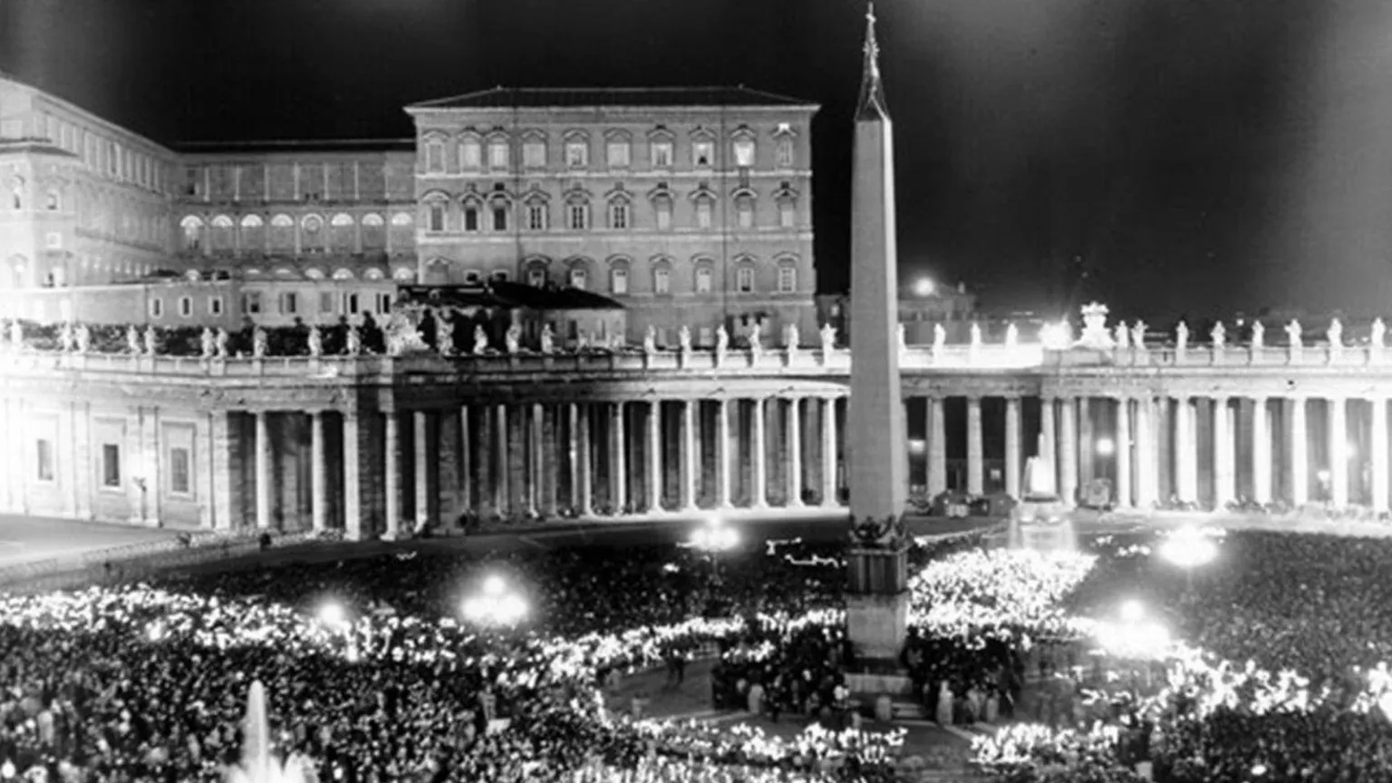 La sera delll'11 ottobre 1962 papa Giovanni XXIII si affacciò per salutare la folla che riempiva piazza San Pietro al termine della prima giornata del Concilio
