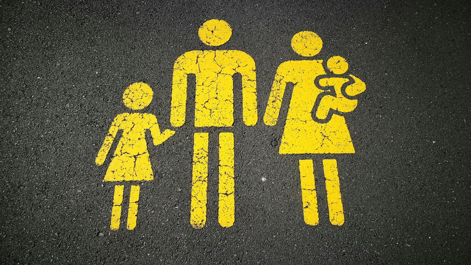 Un posteggio riservato alle famiglie in un supermercato
