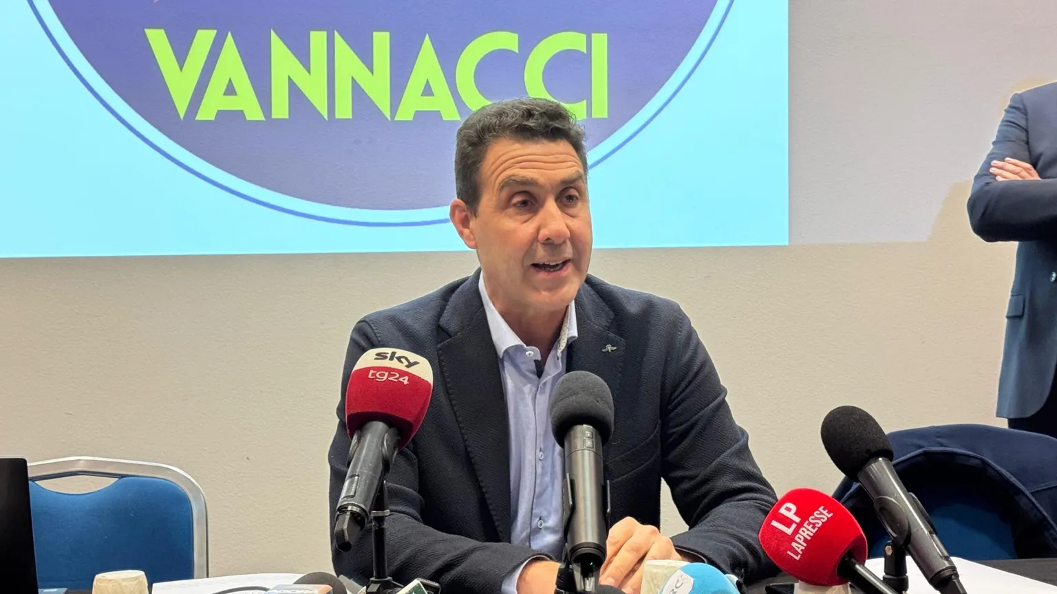 Perché la mossa di Vannacci non scuote il bipolarismo italiano