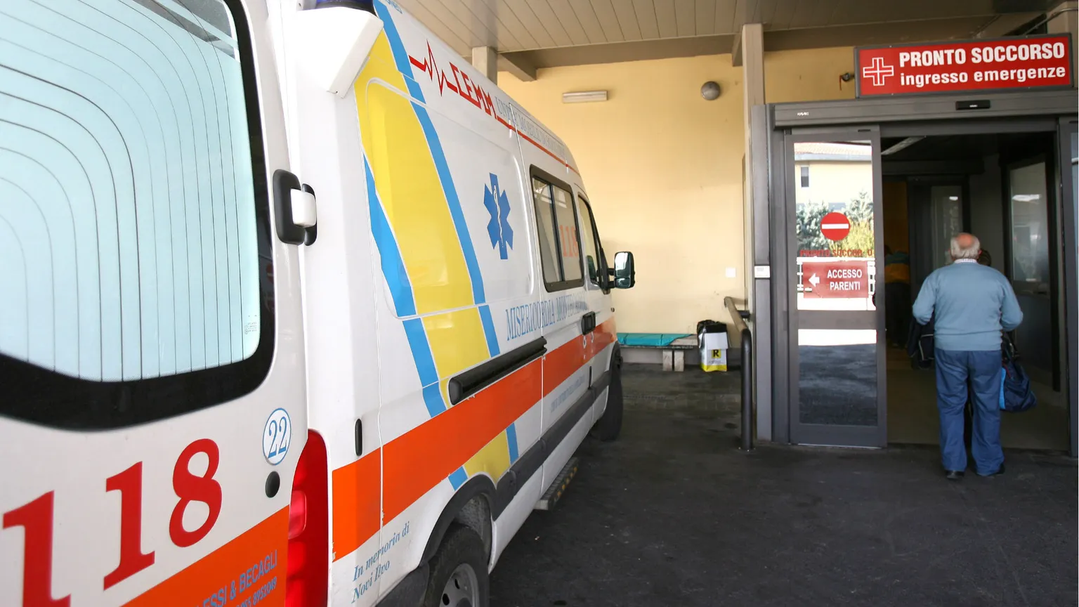 Arriva l'ufficiale giudiziario per lo sfratto, uomo si suicida