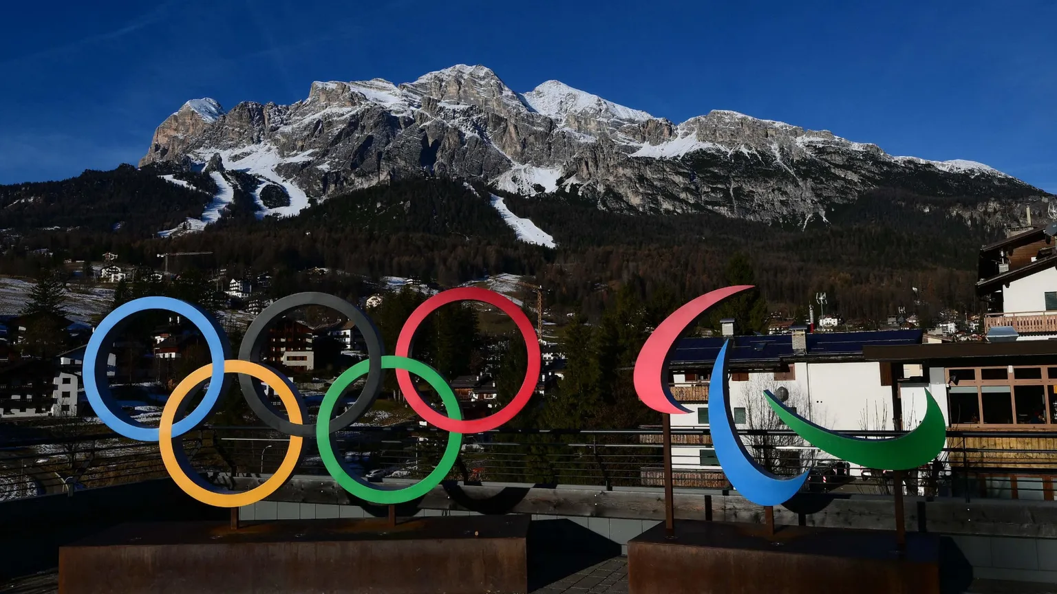 La fiamma di Olimpia si specchia sul ghiaccio