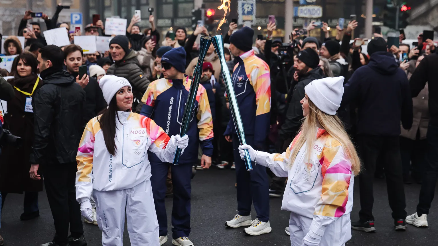 Così Milano si accende per i Giochi. La parole di Mattarella sui valori olimpici