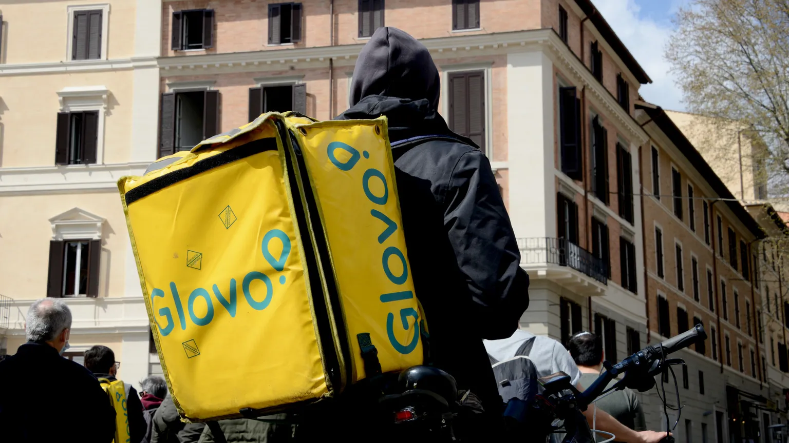 Siamo stati nelle aree di ristoro per i rider: ecco le condizioni in cui lavorano