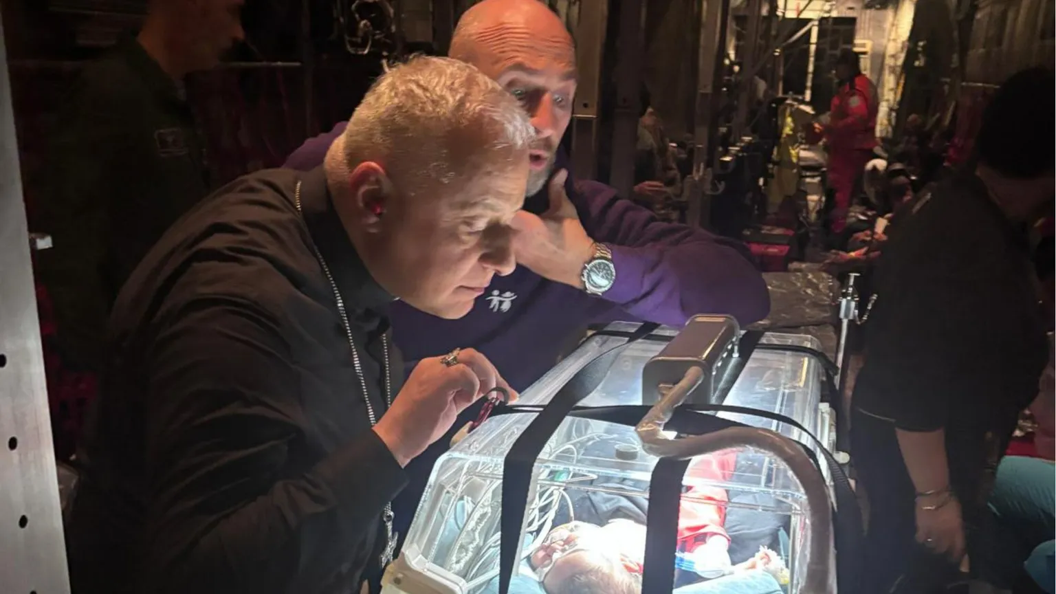 Ventisei gazawi bisognosi di cure urgenti sono arrivati in Italia con il vescovo Saba