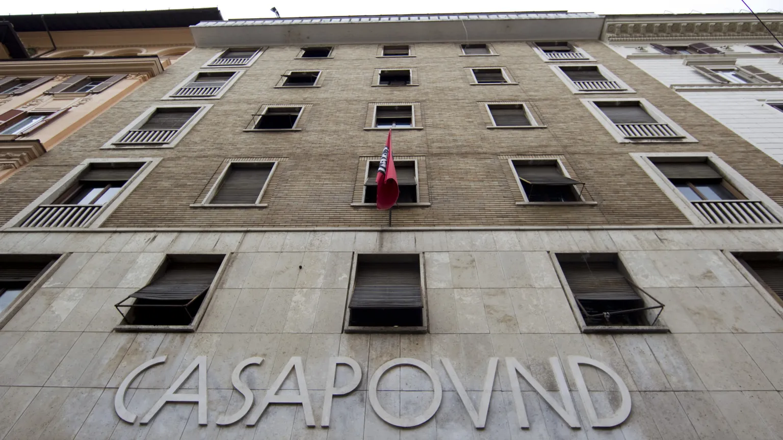 L'aggressione dopo un corteo, le accuse, la legge Scelba: dove nasce la sentenza su Casapound