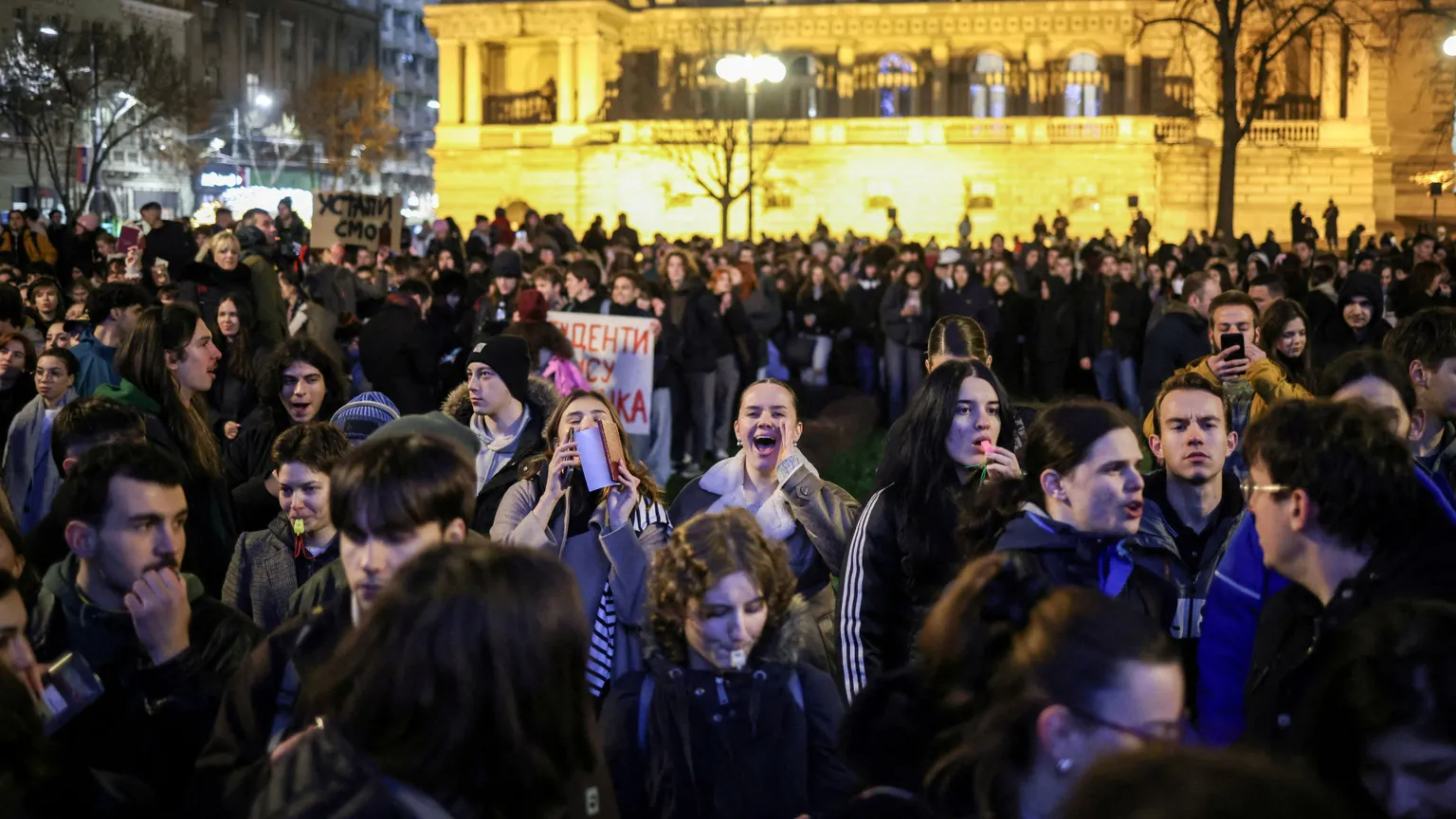 Studenti dell’università di Belgrado in protesta contro il presidente Aleksandar Vucic / REUTERS