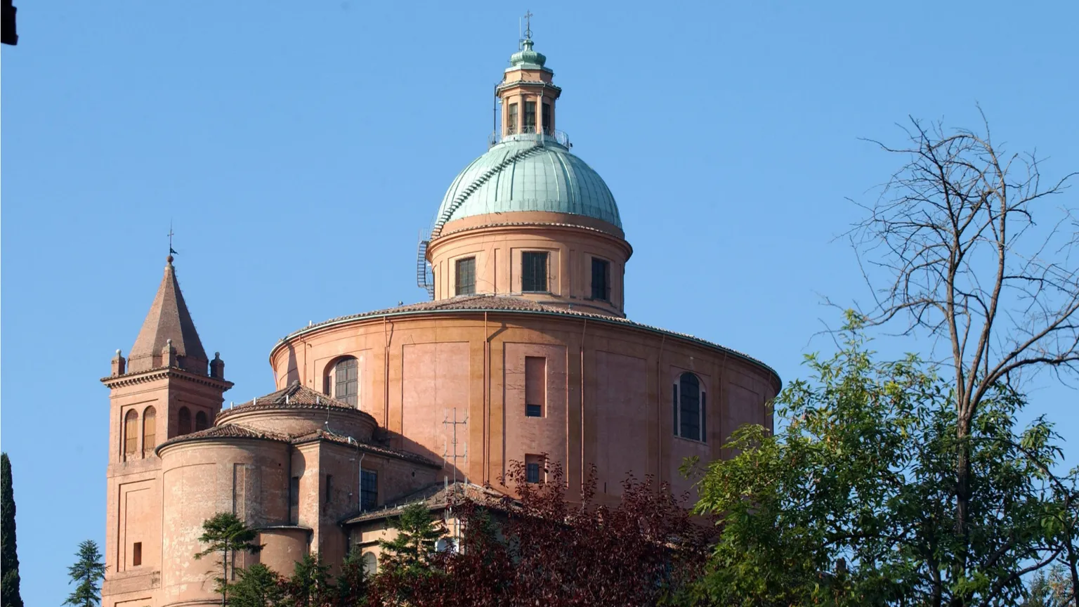 Ladri a San Luca, ma il tesoro di Bologna sono lacrime e preghiere