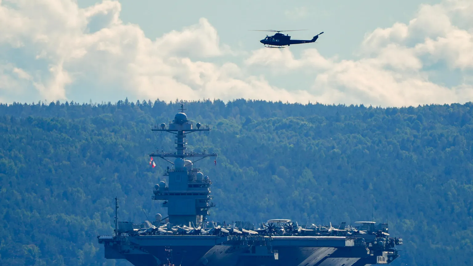 La USS Gerald R. Ford, la più grande portaerei del mondo, si trova attualmente nell'Oceano Atlantico, in rotta dai Caraibi verso il Medio Oriente