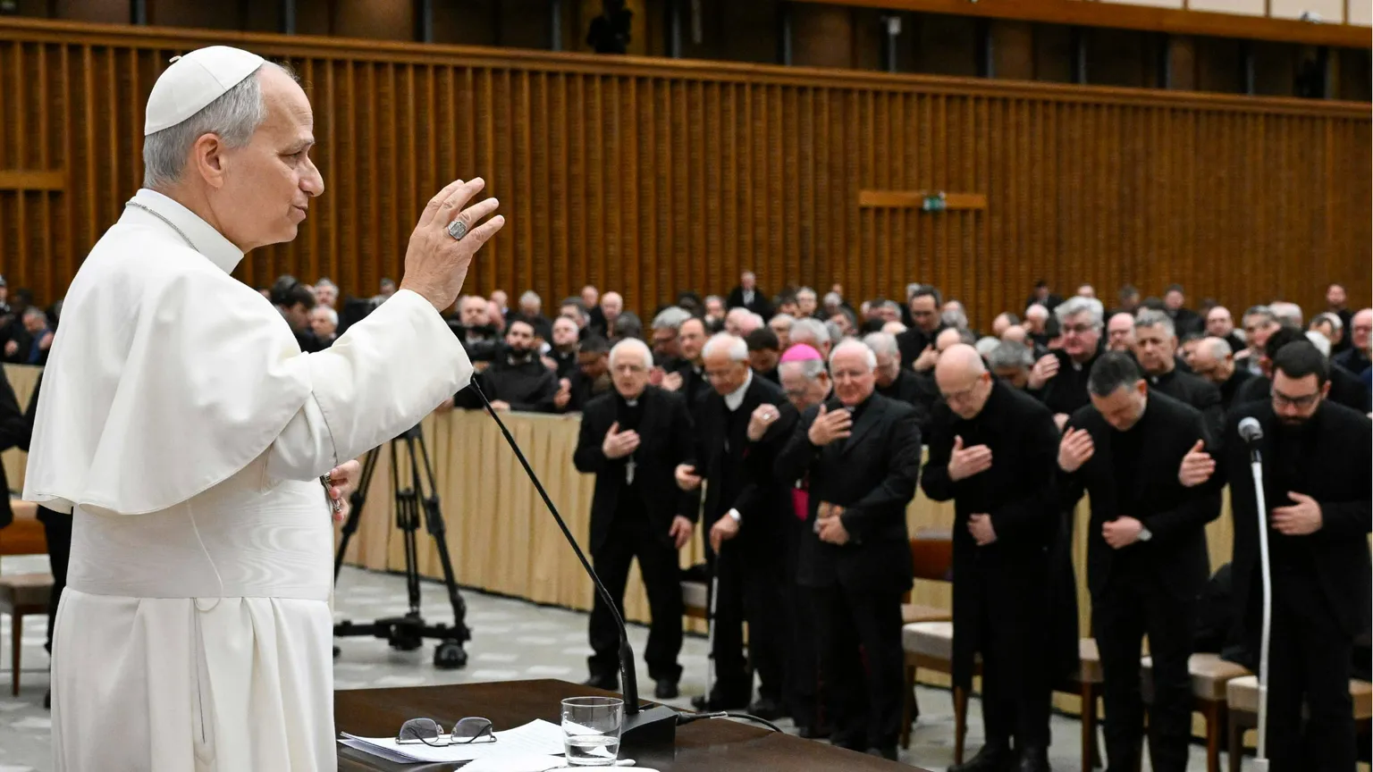 «No alle omelie fatte con l'intelligenza artificiale». Il dialogo del Papa con il clero di Roma