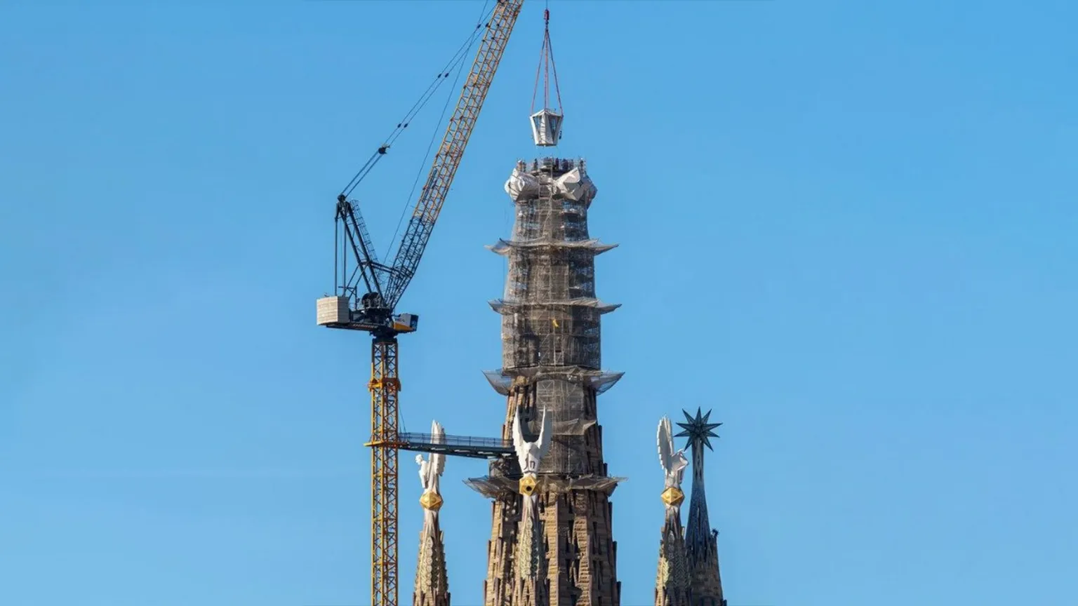 La Sagrada Familia raggiunge la vetta: completata la Croce sulla torre di Gesù Cristo