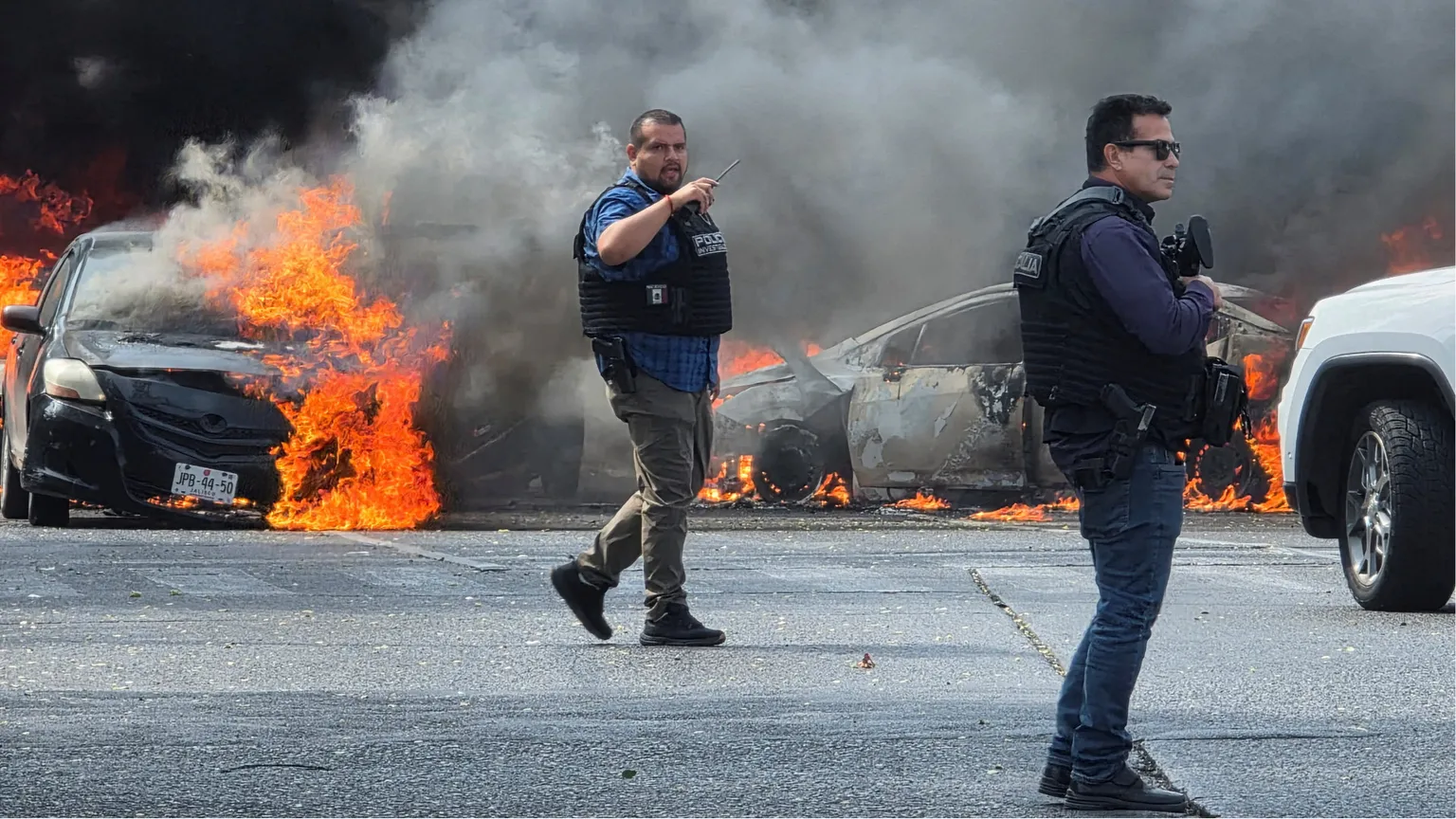 I veicoli dati alle fiamme dai membri della criminalità organizzata per bloccare una strada in seguito all’operazione militare durante la quale è stato ucciso il boss El Mencho