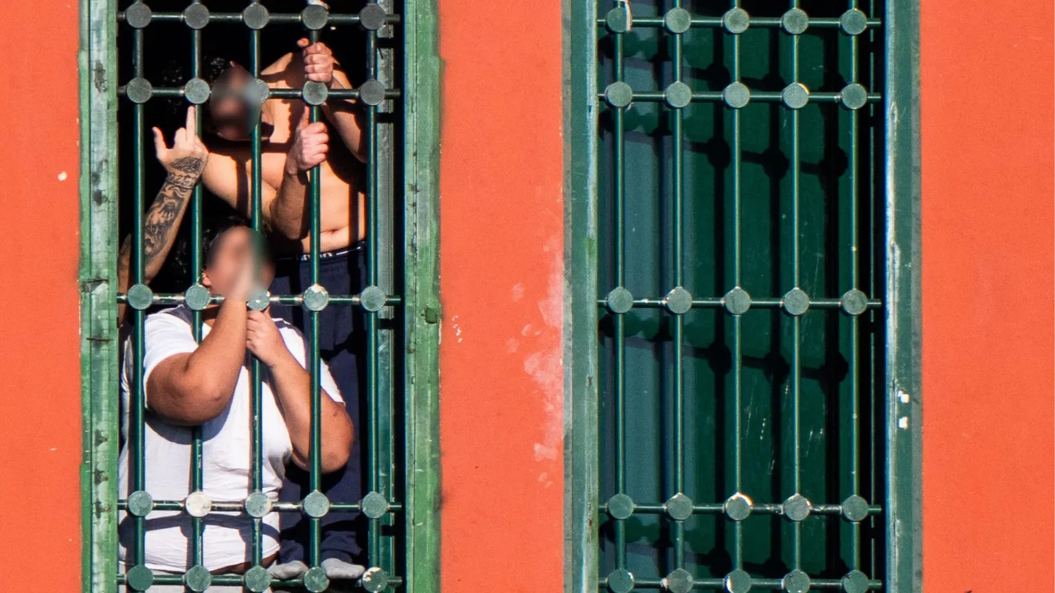 Alcuni detenuti che si affacciano dalle celle del carcere minorile Beccaria di Milano. Ansa /Andrea Fasani
